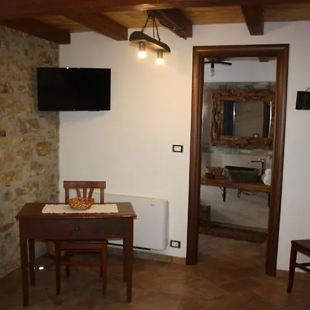 Argimusco לינה וארוחת בוקר 3*