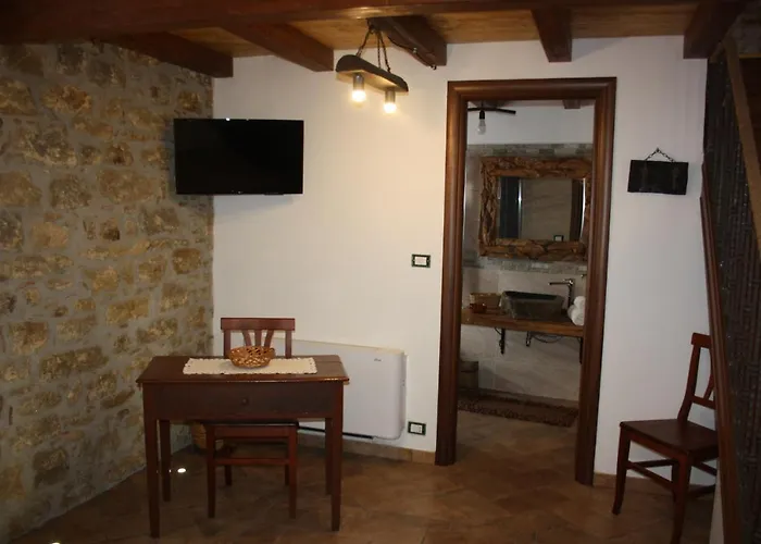 Argimusco לינה וארוחת בוקר 3*